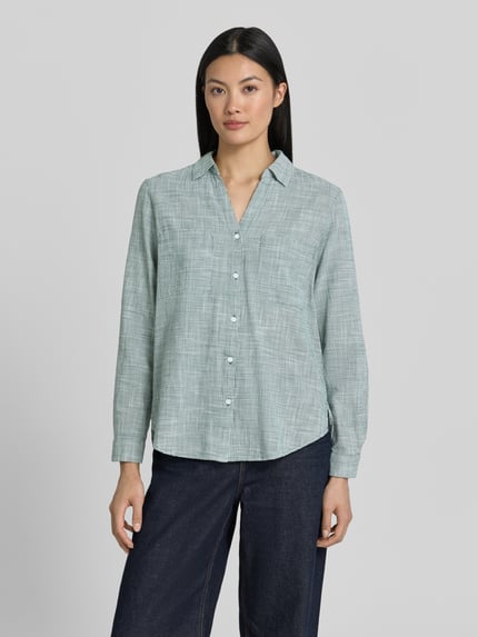 Frauenmodel trägt Regular Fit Hemdbluse aus reiner Baumwolle von Tom Tailor in Optik:Allover-Muster, Hahnentritt, Ganzkörperansicht von vorne.