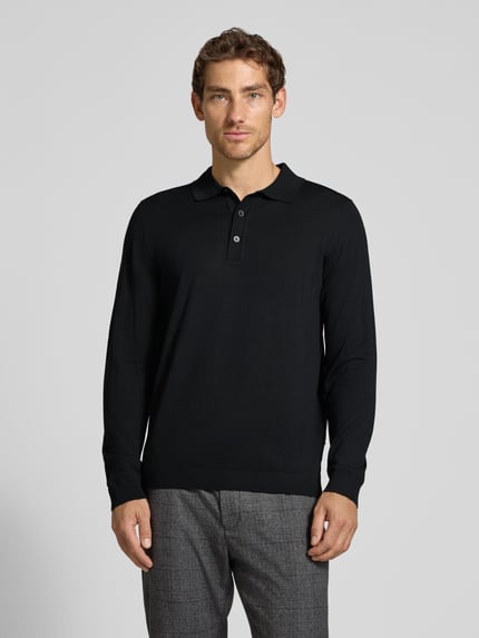 Männermodel trägt Regular Fit Strickpullover aus reiner Schurwolle mit Polokragen von MAERZ Muenchen, dunkle Farbe, Ganzkörperansicht von vorne, elastische Abschlüsse, strukturierte Oberfläche, Rückenlänge 68 cm, Ärmellänge 67 cm