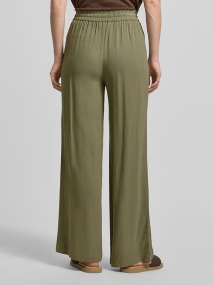 Frauenmodel trägt Regular Fit Weite Hose aus Viskose-Leinen-Mix Modell 'VIVA-GULIA' von Selected Femme, Optik: Unifarben, Bundabschluss: Elastisch, Ganzkörperansicht Rückansicht.