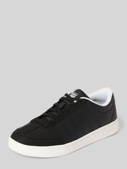 Produktfoto, Sneaker mit Label-Print Modell 'COURT' von K-Swiss in Schwarz mit Lochmuster und strukturierter weißer Sohle, Herrenschuh