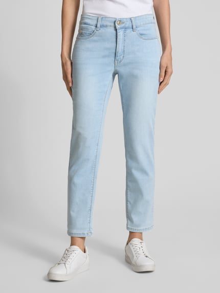 Frauenmodel trägt Cropped Jeans mit Eingrifftaschen Modell 'Dream' von MAC, Baumwoll-Elasthan-Mix, hellblau, Ganzkörperansicht von vorne. Bundweite bei Größe 36/27: 41 cm, Innenbeinlänge: 70 cm.