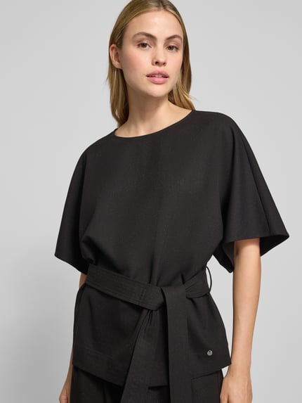 Vrouwenmodel draagt Blusenshirt met Bindegürtel Modell 'Pie Bellevue' van MOS MOSH in zwart, relaxed fit, mix van viscose, Nahaufnahme bovenlichaam.