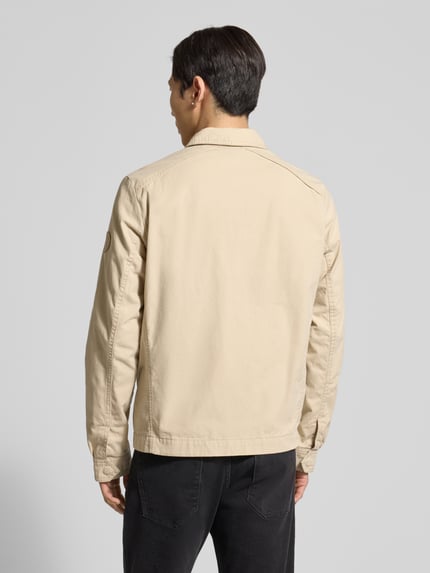 Mannenmodel draagt Regular Fit Hemdjacke aus reiner Baumwolle van Tom Tailor, look: effen, twill, ritssluiting, lange mouw, binnenzak, strookzak op de borst, platte kraag, labelapplicatie, pasvorm: regular fit, puur katoen, Ganzkörperansicht Rückansicht.