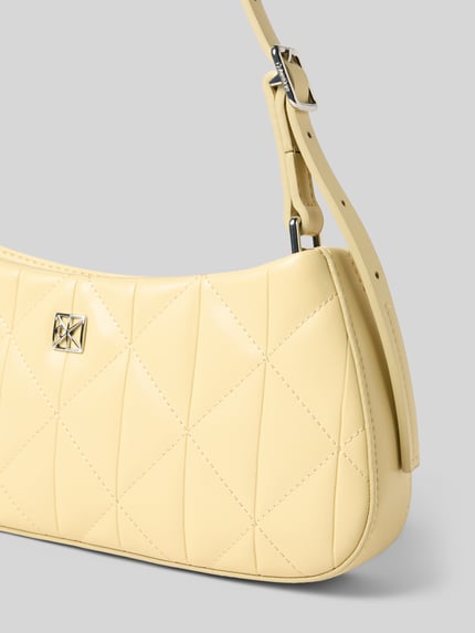 Produktfoto, Shoulder Bag met logo-detail model 'Quilted' van CK Calvin Klein in lichtgeel, quilt-look, verstelbare draagband, hoofdvak met ritssluiting, breedte 27 cm, lengte 13 cm, diepte 4 cm, schouderriem 57 cm.
