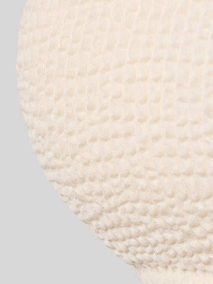 Produktfoto, cremefarbenes Bikini Oberteil mit Strukturmuster, Modell 'SKIN SAND' von Neo Noir, Nahaufnahme der Textur