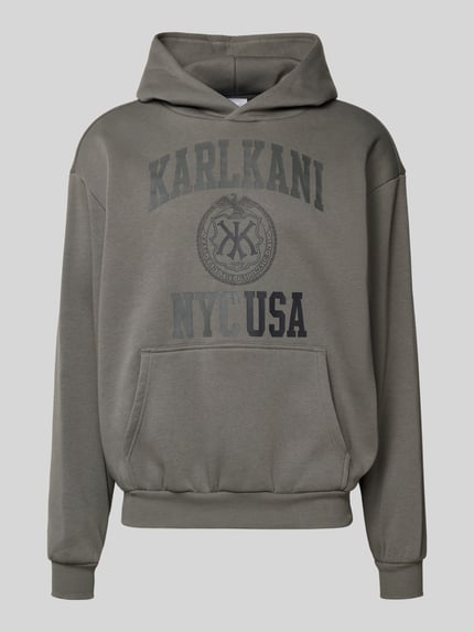 Produktfoto, Hoodie mit Label-Print und Känguru-Tasche von KARL KANI, grau, Baumwoll-Mix, oversized, Vorderseite mit Texturdetails