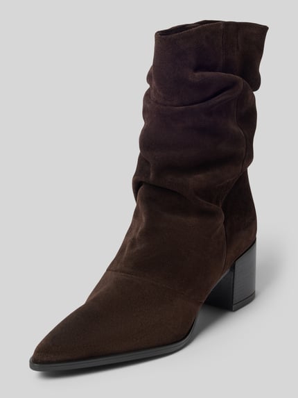 Productfoto, Stiefel aus echtem Leder van Copenhagen in bruin met puntige pasvorm, gladde zool, plooien, hakhoogte 6 cm, schachthoogte 22 cm, schachtbreedte 17 cm.
