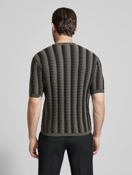 Männermodel trägt T-Shirt in Strick-Optik von Emporio Armani, Reine Baumwolle, Lockerer-Schnitt, Kurzärmelig, Rückenlänge 67 cm, Ganzkörperansicht Rückansicht.