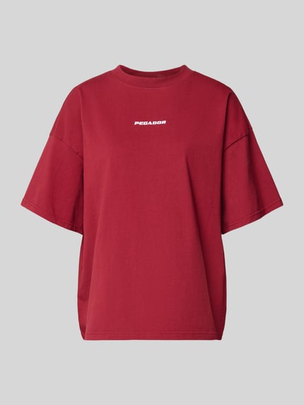 Produktfoto, Oversized T-Shirt mit Logo Modell 'BRACY' von Pegador in Bordeauxrot, reine Baumwolle, Rundhalsausschnitt, glatte Struktur