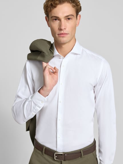 Männermodel trägt ein weißes Regular Fit Businesshemd aus reiner Baumwolle Modell 'H-Joe-SP-C1' von BOSS, Herren Businesshemd, Nahaufnahme Oberkörper.