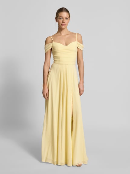 Frauenmodel trägt Maxikleid im Off-Shoulder-Look mit Gehschlitz von Mascara, A-Linie, Drapierungen, Farbe Hellgelb, Ganzkörperansicht von vorne. Rückenlänge bei Größe 36: 128 cm, Brustweite bei Größe 36: 33 cm.