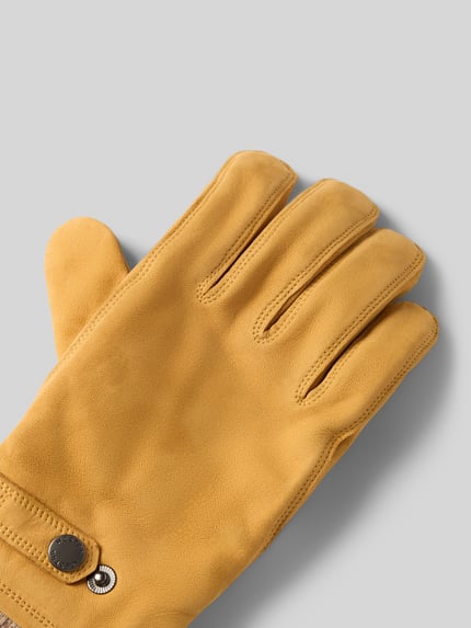 Productfoto, geelbruine Heren handschoenen van echt leer met drukknoopsluiting, Model 'Bergvik' van Hestra, labeldetail