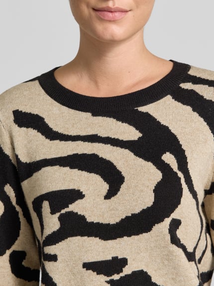 Frauenmodel trägt Strickpullover aus Viskose-Mix Modell 'TIF' von VILA im Allover-Look mit Rundhalsausschnitt, Nahaufnahme Oberkörper.