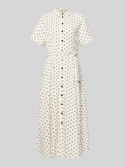 Produktfoto, overhemdjurk met stippen in crème-zwart, knoopsluiting, overhemdkraag, strikceintuur, model 'BlakeLL' van LOLLYS LAUNDRY, getailleerd model, midi-jurk, korte mouwen met omslag, ruglengte maat S 122 cm, borstwijdte maat S 50 cm, mouwlengte maat S 21 cm.
