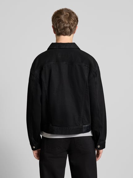 Mężczyzna nosi Jeansjacke mit Brusttaschen und Label-Detail von Calvin Klein Jeans, czarna bawełna, krój regular fit, widok całej sylwetki z tyłu