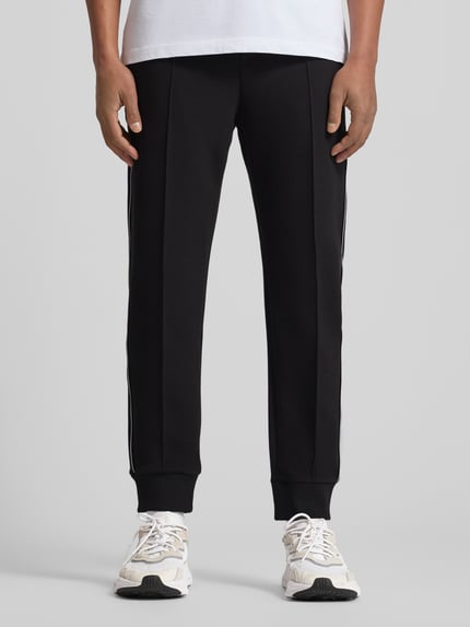 Männermodel trägt Regular Fit Sweatpants aus Baumwoll-Mix Modell 'JOIN HADIKO' von BOSS Green, Optik: Unifarben, Ganzkörperansicht von vorne.