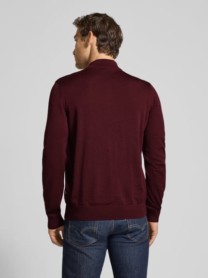 Męski model nosi Regular Fit Sweatshirt aus reiner Schurwolle von MAERZ Muenchen, kolor bordowy, gładka tekstura, krój regular fit, długość tyłu 69 cm, długość rękawa 68 cm, widok całopostaciowy z tyłu.
