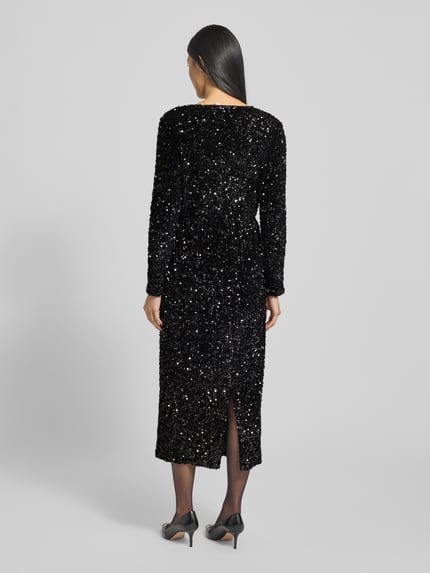 Frauenmodel trägt Midikleid mit V-Ausschnitt Modell 'FAITH' von Vila, Schwarz, tailliert, Pailletten, langärmelig, Ganzkörperansicht Rückansicht.