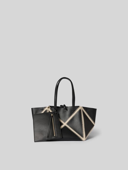 Productfoto, Tote Bag met gevlochten detail van Nanushka, zwart met beige accenten, hoofdvak met sluiting, uitneembare binnenzak met ritssluiting, logodetail, breedte 27 cm, lengte 26 cm, diepte 27 cm