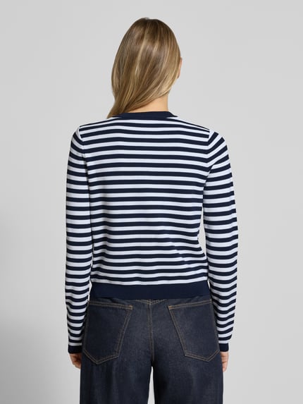 Frauenmodel trägt Strickjacke mit Rundhalsausschnitt und Knopfleiste von MICHAEL Michael Kors, mieszanka wiskozy z dodatkiem streczu, krój regular fit, okrągły dekolt, listwa guzikowa, długość tyłu w rozmiarze S: 49 cm, długość rękawów w rozmiarze S: 64 cm, biało-granatowe pasy, tkanina gładka, Ganzkörperansicht Rückansicht.