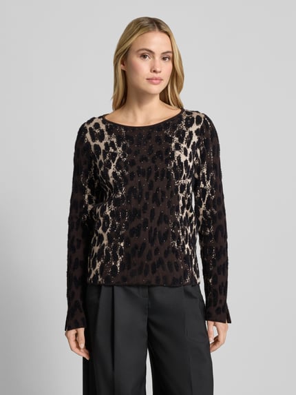 Frauenmodel trägt Strickpullover im Allover-Look mit Rundhalsausschnitt von monari, Baumwoll-Mix, Regular Fit, beige-schwarz, Nahaufnahme Oberkörper.