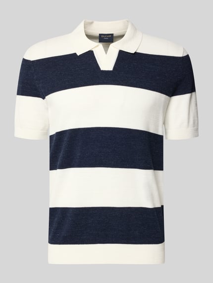 Produktfoto, Slim Fit Poloshirt aus Baumwoll-Mix in Strick-Optik von OLYMP Level Five mit breiten blauen und weißen Streifen, kurzärmeliges Design, elastische Abschlüsse, Umlegekragen mit V-Ausschnitt.