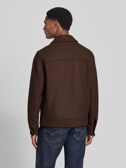 Männermodel trägt Jacke aus Woll-Mix von Manuel Ritz in Dunkelbraun, strukturierte Oberfläche, klare Linien, Rückenansicht, Ganzkörperansicht Rückansicht. Rückenlänge 68 cm, Schulterbreite 46 cm, Brustweite 54 cm, Ärmellänge 65 cm.