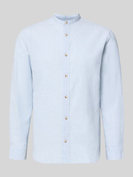 Produktfoto, Regular Fit Freizeithemd aus Baumwoll-Leinen-Mix von Jack & Jones in Hellblau mit Stehkragen und Knopfleiste, glatte Textur. Modell SUMMER LINEN BLEND, Länge 75 cm, Schulterbreite 46 cm, Ärmellänge 65 cm.