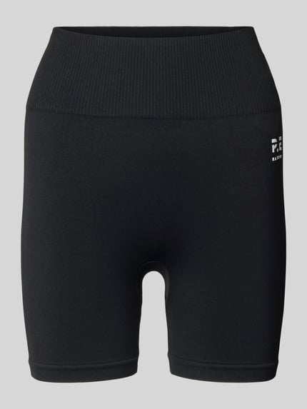 Produktfoto, schwarze Slim Fit Shorts mit Logo-Print Modell 'Restore' von P.E Nation aus Elastischer-Material-Mix, breiter Bund, glatte Textur.