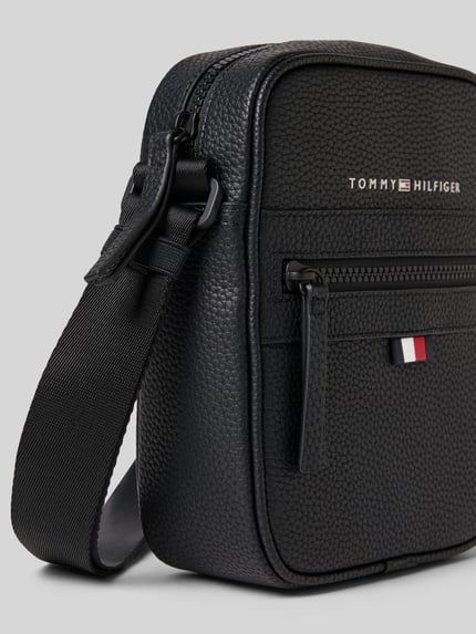 Produktfoto, Crossbody Bag mit Label-Print od Tommy Hilfiger, imitacja skóry, kolor czarny, regulacja szerokości, przegródki na zamek, szerokość 16 cm, długość 22 cm, głębokość 8 cm, długość paska 90 cm, trwały materiał