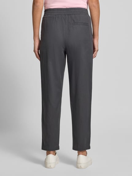 Frauenmodel trägt Hose mit elastischem Bund von Jake*s Casual in Dunkelgrau, Material-Mix, Regular Fit, Ganzkörperansicht Rückansicht.