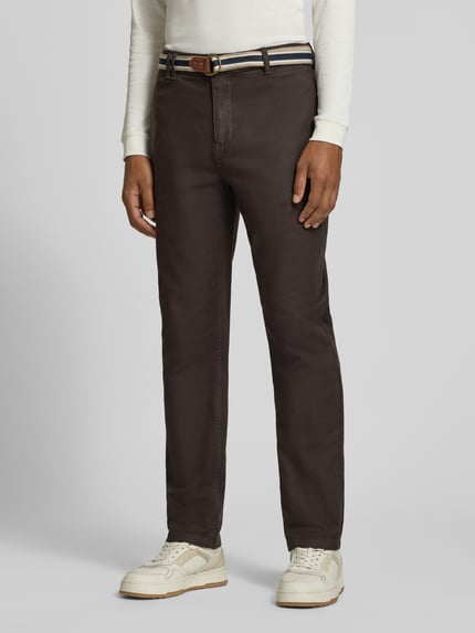 Männermodel trägt Hose mit Gürtel Modell 'WARREN' von Scotch & Soda, Baumwoll-Elasthan-Mix, Regular Fit, Nahaufnahme Oberkörper.