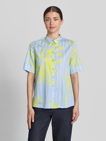 Frauenmodel trägt Bluse mit Hemdblusenkragen und Knopfleiste von Milano Italy aus Reine Baumwolle, Regular-Fit, Ganzkörperansicht von vorne.