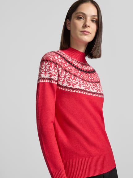 Frauenmodel trägt Strickpullover aus Viskose-Mix mit Stehkragen von Christian Berg Woman in Rot mit winterlichem Allover-Look, Nahaufnahme Oberkörper.