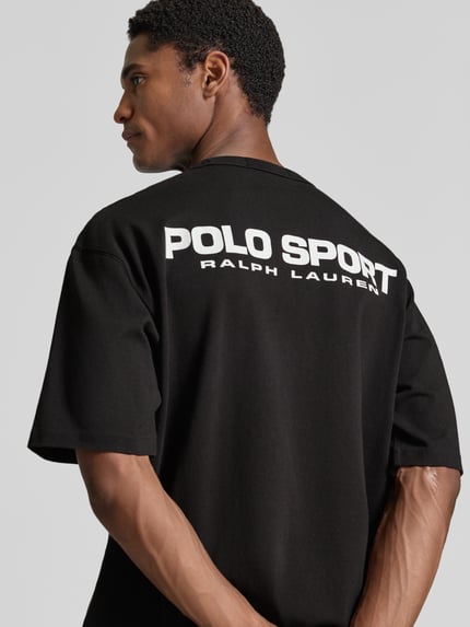 Männermodel trägt schwarzes Regular Fit T-Shirt aus reiner Baumwolle Modell '10/1' von Polo Ralph Lauren mit Logo-Print, Nahaufnahme Oberkörper, Herren T-Shirt von Polo Ralph Lauren