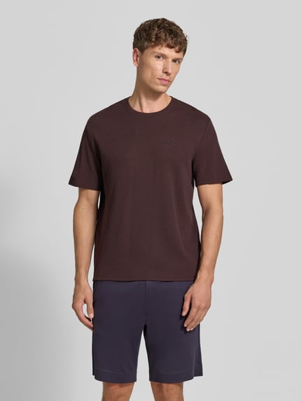 Mannelijk model draagt Regular fit t-shirt van katoenmix model 'WAFFLE' van BOSS in donkerbruin, Heren t-shirt, voorkant volledig zichtbaar, Ganzkörperansicht von vorne.