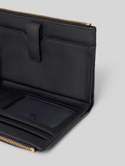 Produktfoto, portfel w materiał skóropodobny Portemonnaie in Leder-Optik Modell 'Blake' od GUESS, główna przegroda z zapięciem na zatrzask, zamek błyskawiczny, detal z logo