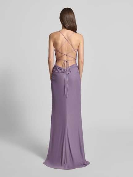 Frauenmodel trägt Abendkleid mit Rückenausschnitt von Laona in Flieder, Satintouch, Spaghetti-Träger, Schnürverschluss, Ganzkörperansicht Rückansicht.