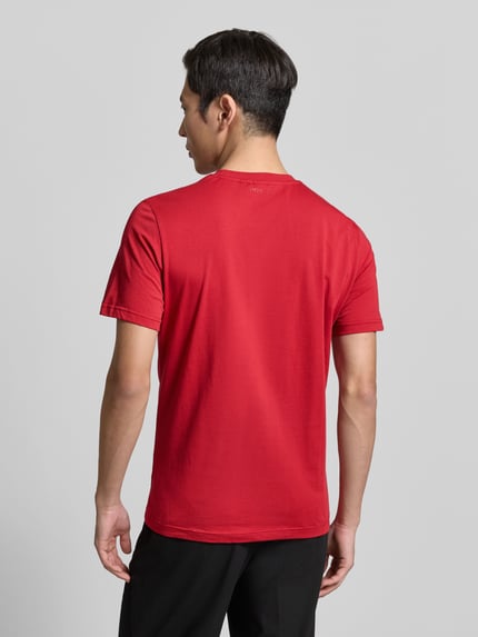 Männermodel trägt T-Shirt mit Label-Detail von Antony Morato in Rot, reine Baumwolle, Regular Fit, Rückenansicht Ganzkörperansicht