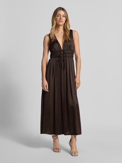 Vrouwenmodel draagt Maxikleid met diep V-hals model 'Marja' van mbyM, materiaalmix met viscose, getailleerd model, frontaal full body.