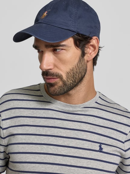 Männermodel trägt T-Shirt mit Label-Stitching von Polo Ralph Lauren in Grau mit blauen Streifen, reine Baumwolle, Nahaufnahme Oberkörper.