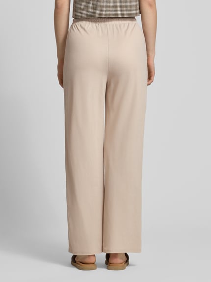 Frauenmodel trägt Loose Fit Weite Hose aus Viskose-Mix Modell 'JANY' von Only, unifarben, elastischer Bund, Ganzkörperansicht Rückansicht.