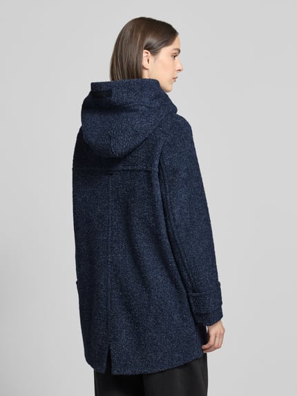 Frauenmodel trägt Mantel mit Kapuze von GIL BRET in Melange-Optik, strukturierte Bouclé-Textur, dunkelblau, Longline, Rückansicht