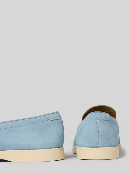 Produktfoto, Slipper aus beschichtetem Leder Modell 'Torford Easy' von Clarks, jasnoniebieska skóra, beżowa teksturowana podeszwa, wysokość obcasa w rozmiarze 44: 2 cm, wysokość cholewki w rozmiarze 44: 7 cm, szerokość w rozmiarze 44: 14 cm