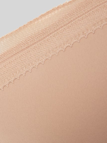 Produktfoto, zarter beiger Stoff des Slim Fit Push-Up BH mit Spitzenbesatz Modell 'Go Blush' von Sloggi, krój slim fit, koronka