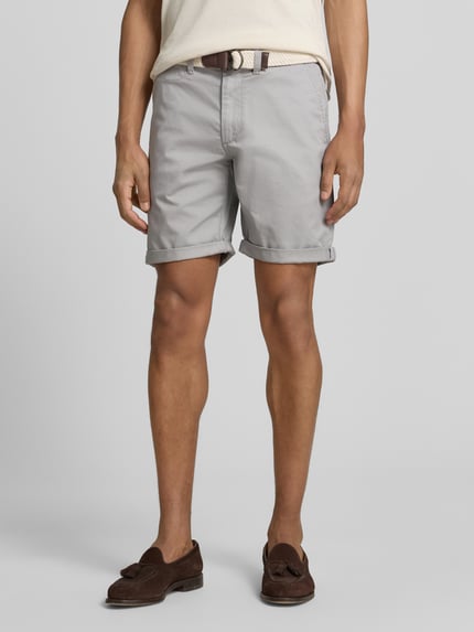 Männermodel trägt Bermudas mit Gürtel und Eingrifftaschen von MCNEAL in Hellgrau, Baumwoll-Mix, Straight Fit, Nahaufnahme Oberschenkel.