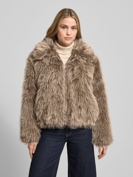 Frauenmodel trägt Jacke aus Kunstfell mit Reißverschluss von Stefanel w kolorze jasnobrązowym, regular fit, kołnierz, zamek, przód, Ganzkörperansicht von vorne.