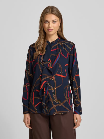 Kobieta modelka nosi Bluzkę Regular Fit z falbanami Model 'JASLIE' od Lauren Ralph Lauren, wzór na całej powierzchni, okrągły dekolt, zapięcie na guzik, długość tyłu 66 cm, długość rękawa 59 cm, widok na cały przód, zdjęcie z przodu.