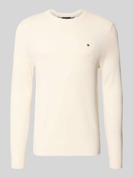 Produktfoto, Regular Fit Pullover aus reiner Baumwolle von Tommy Hilfiger in Creme mit feiner Struktur, glatte Oberfläche, vor grauem Hintergrund