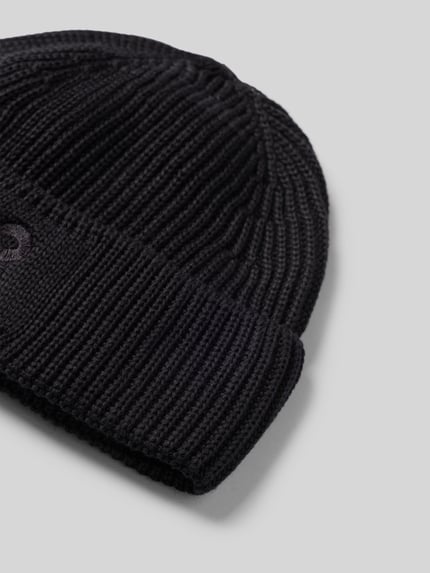 Produktfoto, schwarze grob gestrickte Mütze aus reiner Baumwolle Modell 'ICONIC Å NILDAAO' von ARMEDANGELS auf grauem Hintergrund